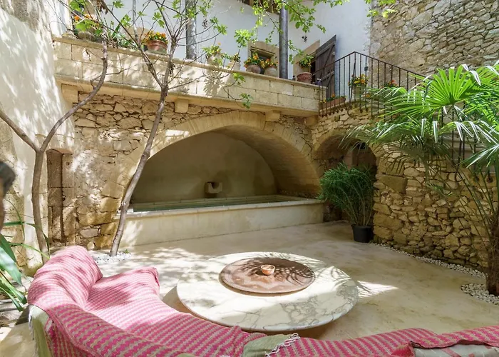 Le Petit Palais Hors Du Temps Collias